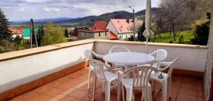 balkon ze stołem i krzesłami oraz widokiem w obiekcie Dom Pod Różami Agroturystyka w Srebrnej Górze