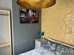 ein Schlafzimmer mit einem Bett und einem Bild an der Wand in der Unterkunft The Easy Inn Brighton in Brighton & Hove