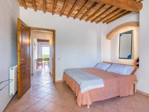 ein Schlafzimmer mit einem großen Bett in einem Zimmer in der Unterkunft Apartment Casa Renai a San Gimignano-6 by Interhome in San Gimignano