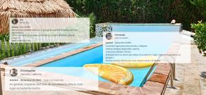 una piscina con una mesa con una rodaja de naranja en ella en Casa en el campo con piscina en Murcia a 50 kilometros de las playas en La Ñora