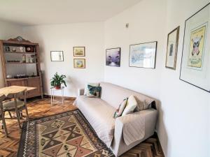salon z kanapą i stołem w obiekcie Apartment Il Ciliegio by Interhome w mieście Maccagno Inferiore