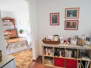 Pokój z półką pełną książek w obiekcie Apartment Il Ciliegio by Interhome w mieście Maccagno Inferiore +19 zdjęć