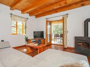 Televízia a/alebo spoločenská miestnosť v ubytovaní Holiday Home Ceko by Interhome