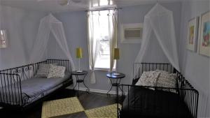 a bedroom with two beds and a window at Barra Villa Resort House I in Fort Myers +43 photos