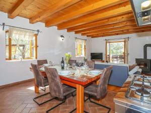 Televízia a/alebo spoločenská miestnosť v ubytovaní Holiday Home Ceko by Interhome