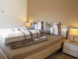 um quarto com uma cama com almofadas em Apartment Spieglhof-1 by Interhome em Sarentino