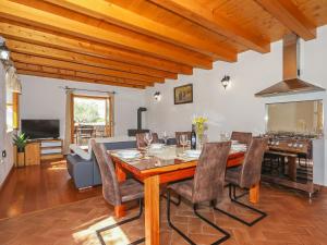 Televízia a/alebo spoločenská miestnosť v ubytovaní Holiday Home Ceko by Interhome