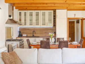 Kuchyňa alebo kuchynka v ubytovaní Holiday Home Ceko by Interhome