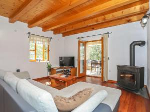 Televízia a/alebo spoločenská miestnosť v ubytovaní Holiday Home Ceko by Interhome