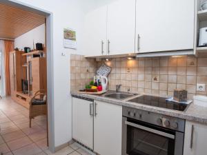 O bucătărie sau chicinetă la Apartment Kluntje by Interhome