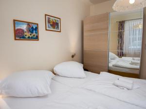 ノルトダイヒにあるApartment Kluntje by Interhomeのベッドルーム1室(白い枕2つ付)