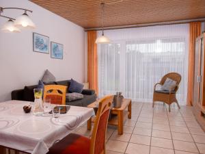 ノルトダイヒにあるApartment Kluntje by Interhomeのテーブルとソファのあるリビングルーム +27枚の写真