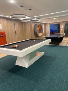 - une salle de jeux avec un billard dans l'établissement Hotel Firenze, à Serra Negra