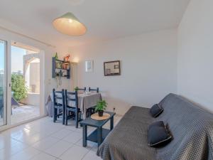 un soggiorno con un divano e un tavolo di Holiday Home Bastides de la Mer-1 by Interhome a Le Barcarès Altre 30 foto