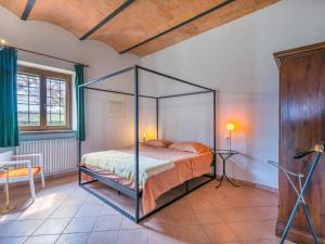 サン・ジミニャーノにあるApartment Casa Renai a San Gimignano-3 by Interhomeのベッドルーム1室(天蓋付きベッド1台付)