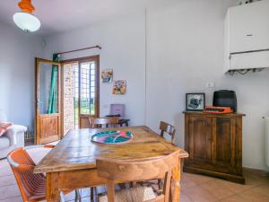 サン・ジミニャーノにあるApartment Casa Renai a San Gimignano-3 by Interhomeのダイニングルーム(木製テーブル、椅子付)