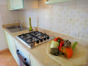 een aanrecht met fruit en groenten op een aanrecht bij Apartment K Plus by Interhome in Valledoria