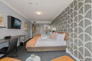 Ένα ή περισσότερα κρεβάτια σε δωμάτιο στο KozyGuru | Sydney CBD | Convenient City Studio