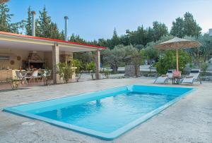 una grande piscina blu di fronte a una casa di Physis Luxury Villa a Archangelos