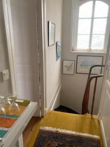 圣马洛Villa Hébert的有桌子和窗户的餐厅