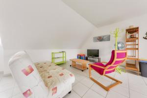 ein Wohnzimmer mit einer Couch und einem Sessel in der Unterkunft Appart pour 6 - 850m des plages Rohu & Govelins in Saint-Gildas-de-Rhuys