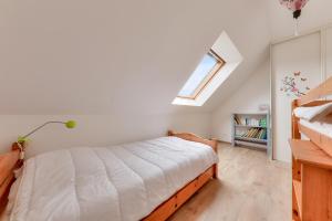 ein Schlafzimmer mit einem Bett und einem Fenster in der Unterkunft Appart pour 6 - 850m des plages Rohu & Govelins in Saint-Gildas-de-Rhuys