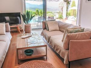 ein Wohnzimmer mit 2 Sofas und einem TV in der Unterkunft Villa Aurval by Interhome in Cogolin