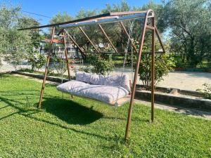 eine Schaukel im Gras in einem Park in der Unterkunft Villa Elia in Karianí