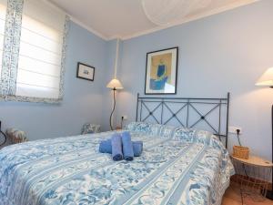 1 dormitorio azul con 1 cama con 2 toallas azules en Apartment Port Pals A I by Interhome, en Pals
