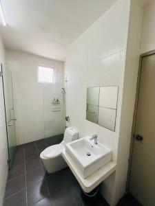 ein weißes Bad mit einem WC und einem Waschbecken in der Unterkunft VUE Residences Klcc view ,2 min to HKL,Chowkit Monorail & MRT & BUS in Kuala Lumpur