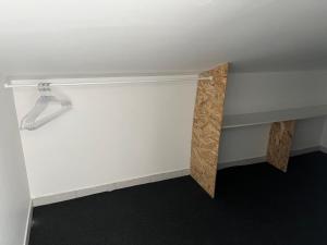 een kamer met een witte muur en een plank bij Joli appartement in Cozes