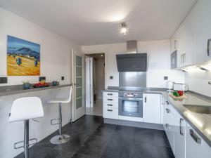 Kuchyň nebo kuchyňský kout v ubytování Holiday Home Melon by Interhome