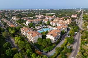 una vista aerea di un quartiere residenziale con case di Villaggio Planetarium Resort a Bibione