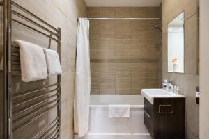 Phòng tắm tại The Harlesden Breakout - Glamorous 2BDR Flat