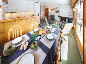 Predel za sedenje v nastanitvi Apartment Le Sporting 213 by Interhome