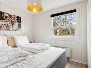 Habitación blanca con cama y ventana en Holiday Home Senja - 450m from the sea in NE Jutland by Interhome, en Hals