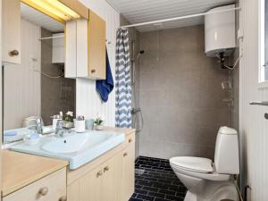 y baño con lavabo y aseo. en Holiday Home Josef - 1-4km from the sea in Sealand by Interhome, en Rørvig