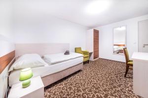 een hotelkamer met een bed en een bureau bij Pension Delicato in Waidhaus