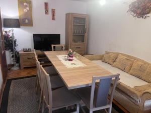 - un salon avec une table en bois et un canapé dans l'établissement Penzión Janka, à Zuberec