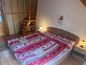 Cama en habitación con escalera de madera en Penzión Janka, en Zuberec