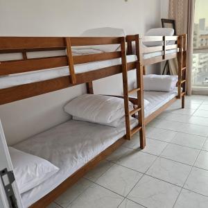 3 beliches num quarto com uma janela em CareforU Hostel Al mankhool Burjman metro em Ghantoot