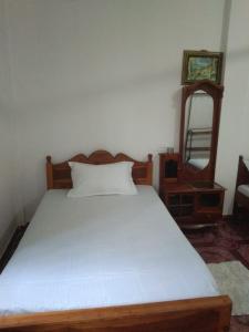 מיטה או מיטות בחדר ב-Suneetha Hotel