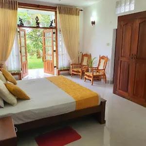 ein Schlafzimmer mit einem großen Bett in einem Zimmer in der Unterkunft Suneetha Hotel in Polonnaruwa