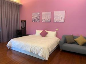1 dormitorio con 1 cama y 1 sofá en Chin Shue B&B, en Guanshan