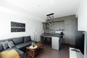 ein Wohnzimmer mit einem Sofa und einer Küche in der Unterkunft Luxury Condo w/Fascinating View&Free Parking in Toronto