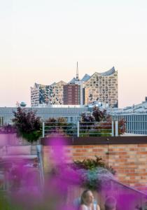 Blick auf eine Stadt mit Gebäuden im Hintergrund in der Unterkunft TORTUE HAMBURG - Schöner als die Fantasie in Hamburg