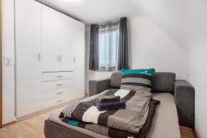 מיטה או מיטות בחדר ב-Zäh