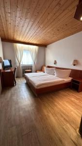 a bedroom with a large bed and a wooden ceiling at Hotel Hirschberg in Hirschberg an der Bergstraße