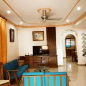 - un salon avec un canapé bleu et un plafond dans l'établissement Kim Kim Homestay Melaka(11 Pax 4R2B), à Malacca