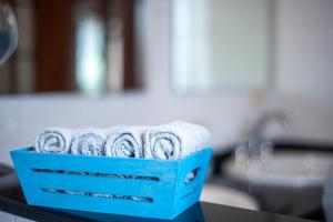 una canasta azul de toallas sentadas en un mostrador en Sardinia Del Sud, en Porto Columbu - Perdʼe Sali